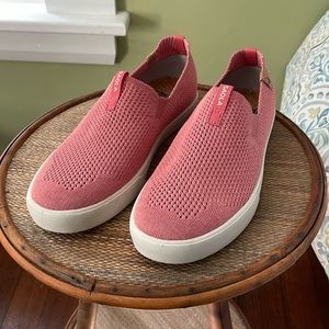 Saola NEW slip-on “skate style” coral mesh size 9.5/10.